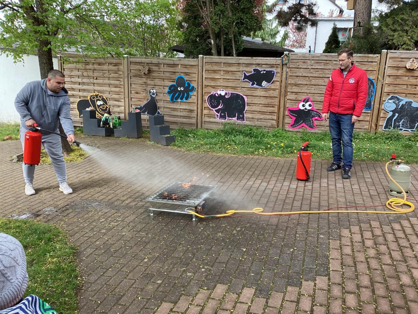 Löschen (c) Brandschutzhelferlehrgang 2023, Kita Heilig Geist, Veitsbronn