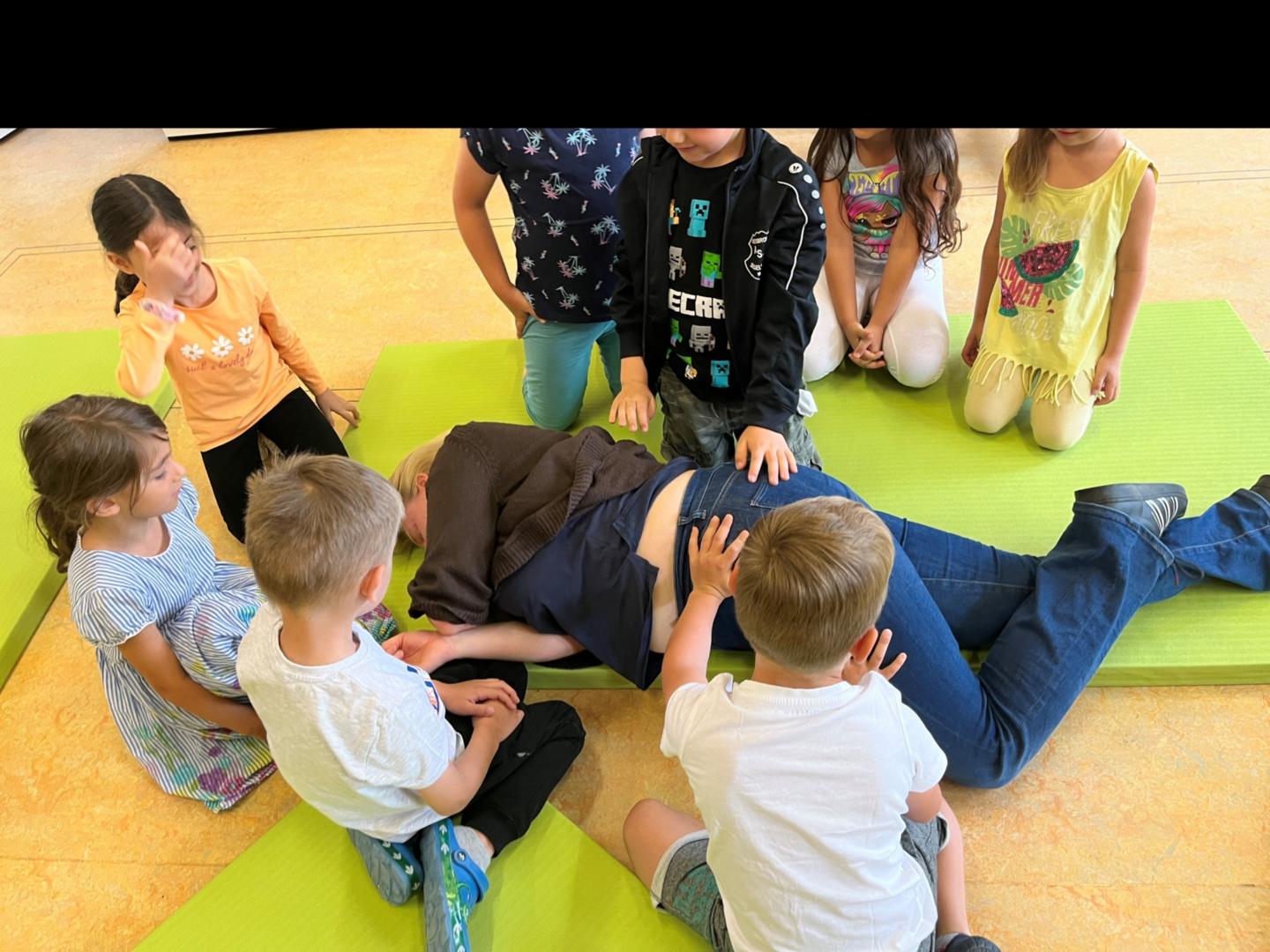 stabile Seitenlage (c) Erste-Hilfe Kinder, Kita Heilig Geist, Veitsbronn, 2023